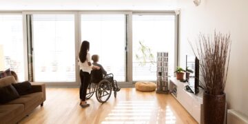 ¿Cómo preparar a un adulto mayor para la transición a una residencia sin traumas?