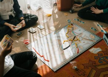 Grupo de amigos jugando juegos de mesa