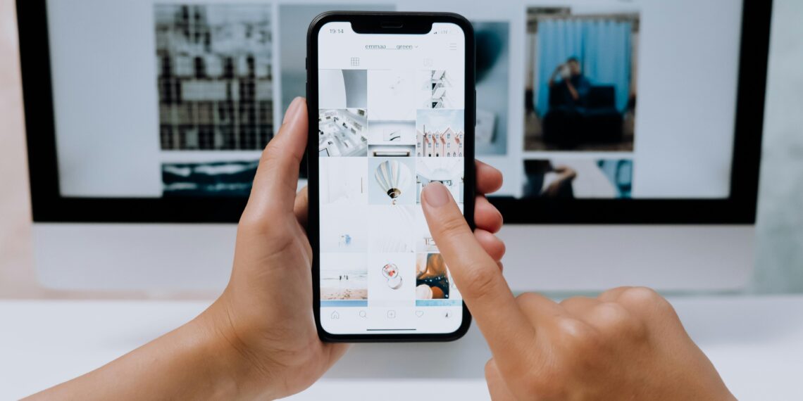 Persona viendo series documentales en televisión