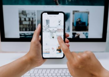 Persona viendo series documentales en televisión