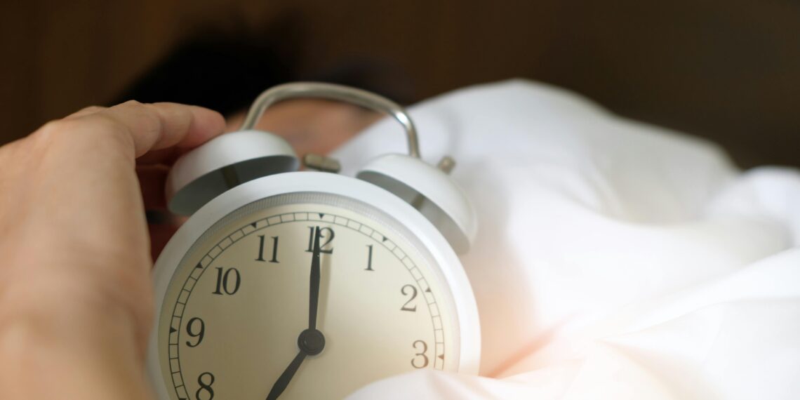 Persona durmiendo plácidamente en cama cómoda descanso