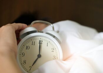 Persona durmiendo plácidamente en cama cómoda descanso