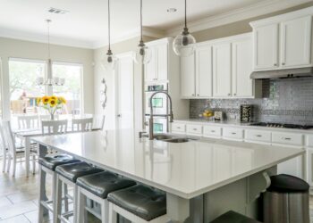 Cocina organizada despensa alimentos ordenados hogar
