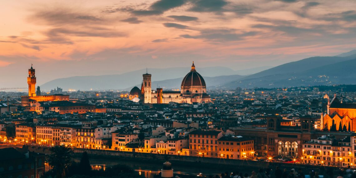 Viajero con mochila explorando ciudad europea