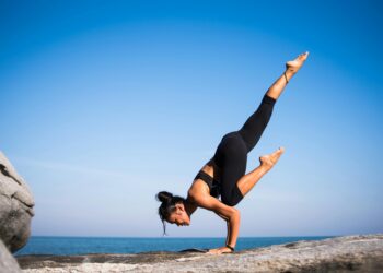 Mujer haciendo ejercicio para cuidar su salud