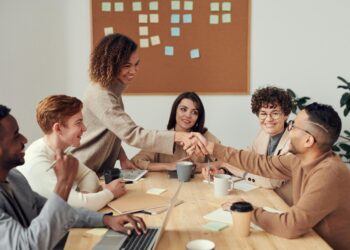 Grupo de personas diversas sociedad comunidad solidaria