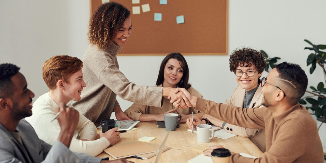 Personas trabajando en equipo sobre tecnología e internet