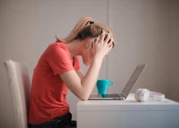 Persona gestionando el estrés laboral en la oficina