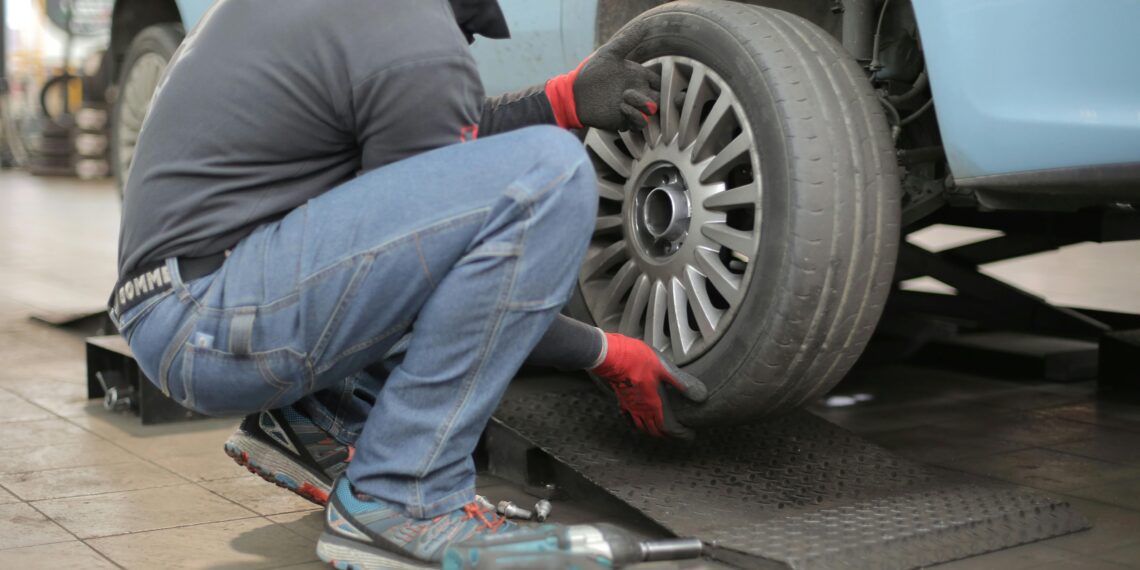 Neumáticos coches mantenimiento taller mecánico