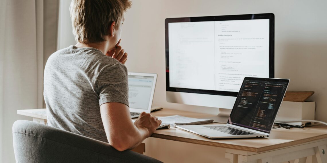 Persona trabajando desde casa teletrabajo ordenador portátil