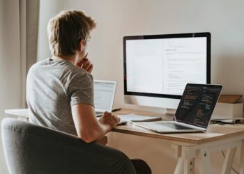 Persona trabajando desde casa teletrabajo ordenador portátil