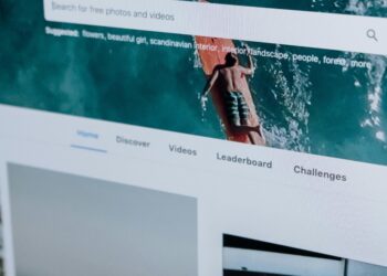 Persona viendo una serie en plataforma de streaming