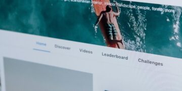 Persona viendo una serie en plataforma de streaming