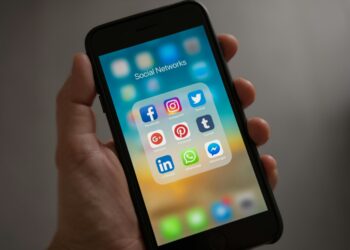 Persona usando redes sociales en móvil desconexión digital