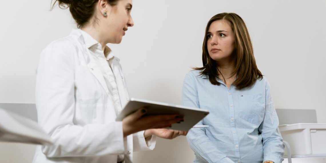 Persona cuidando su salud con revisión médica anual