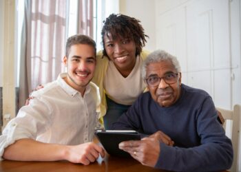 Personas mayores en la sociedad activas y saludables