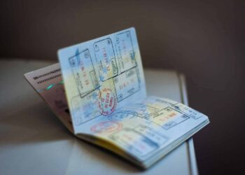 La integración cultural y el arraigo: claves legales para residir en España en 2026